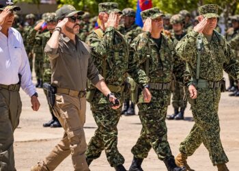 Ministro de Defensa colombiano imita a De la Espriella y marcha portando un arma de fuego